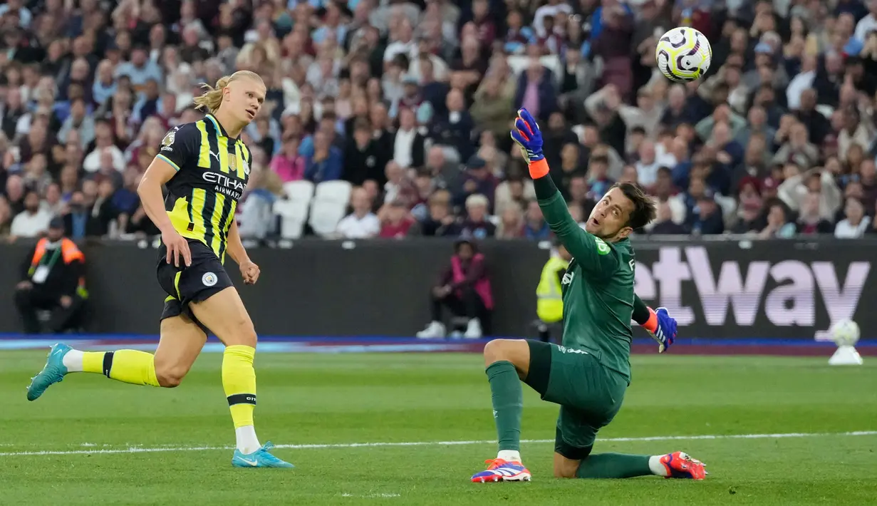 Pemain Manchester City, Erling Haaland (kiri) saat mencetak gol ketiga timnya saat pertandingan Liga Premier Inggris melawan West Ham United di Stadion London, Inggris, Sabtu, 31 Agustus 2024. (AP Photo/Frank Augstein)