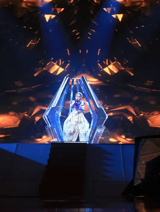 "Ini rancangan Sebastian Gunawan. Senang banget, ini koleksi terbarunya. Senang saja, verry classic dan sangat elegan," ujar Syahrini di Jakarta Convention Center Senayan, Jakarta, Rabu (11/1/2017) malam. (Adrian Putra/Bintang.com)