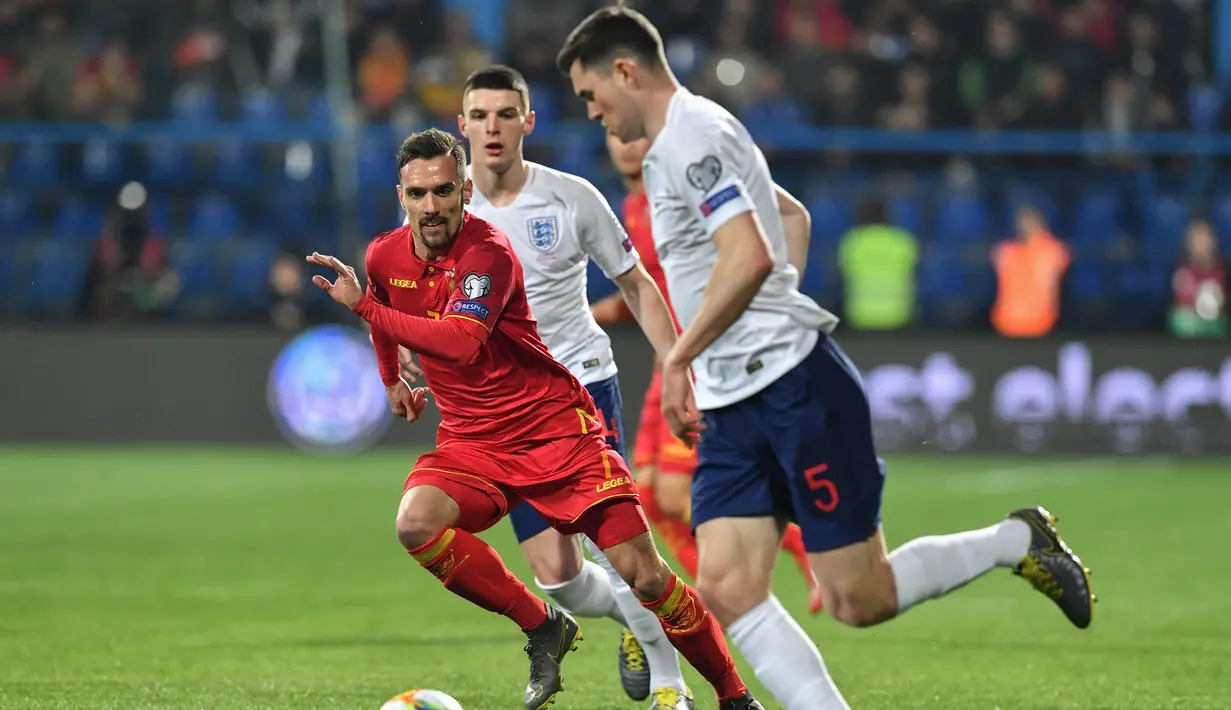 Aksi gelandang Inggris, Michael Keane pada laga kedua Kualifikasi Piala Eropa 2020 yang berlangsung di Stadion Pod Goricom, Podgrica, Selasa (26/3). Timnas Inggris menang 5-1 atas Montenegro. (AFP/Andrej Isakovic)