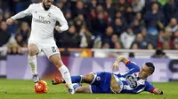 Aksi gelandang Real Madrid, Isco (kiri) saat menghindari terjangan pemain Deportivo La Coruna, Faycal Fajr, pada laga lanjutan La Liga 2015-2016 di Stadion Santiago Bernabeu, Minggu (10/1/2016) dini hari. Real Madrid menang 5-0, dan penampilan Isco menuai