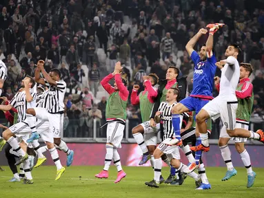 Para Pemain Juventus merayakan kemenangan atas Torino dalam lanjutan Liga Italy  Serie A di Stadion Juventus,Turin, Sabtu (31/10/2015). (REUTERS/Giorgio Perottino)