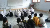 Siswa di SMPN 5 Monta sudah tiga tahun belajar tanpa meja dan kursi alias lesehan di lantai. (Liputan6.com/Hans Bahanan)