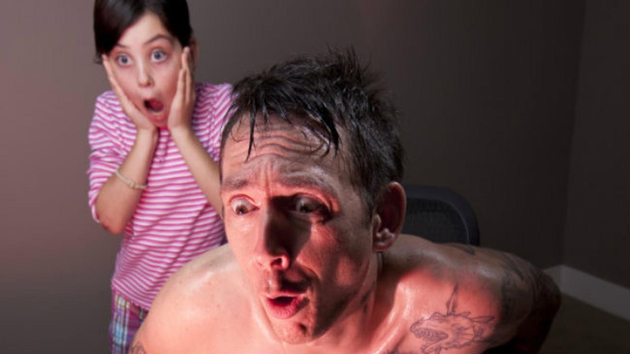 Opam tugilgan kunida akamga rus pornosini berdi.