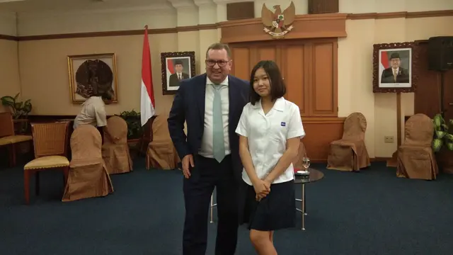 Celestine Wenardy bersama dengan kepala sekolahnya (Liputan6.com/Giovani Dio Prasasti)