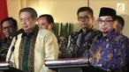 Ketua Umum Partai Demokrat Susilo Bambang Yudhoyono dan Ketua Majelis Syuro PKS Salim Segaf Al-Jufri memberikan keterangan pers usai pertemuan di Gran Melia, Jakarta, Senin (30/7). (Liputan6.com/Herman Zakharia)