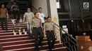 Kapolda Metro Jaya Irjen M Iriawan menuruni tangga usai menengok kondisi anggotanya di ruang perawatan Rumah Sakit Polri, Jakarta, Kamis (25/5). Empat anggota polisi korban bom Kampung Melayu menjalani perawatan di RS tersebut. (Liputan6.com/Helmi Afandi)