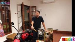 Koleksi mogenya cukup banyak yang semuanya dirawat dengan sangat baik. Rupanya, Koko dan Raffi memiliki kesamaan yakni hobi pada otomotif (YouTube/Rans Entertainment)