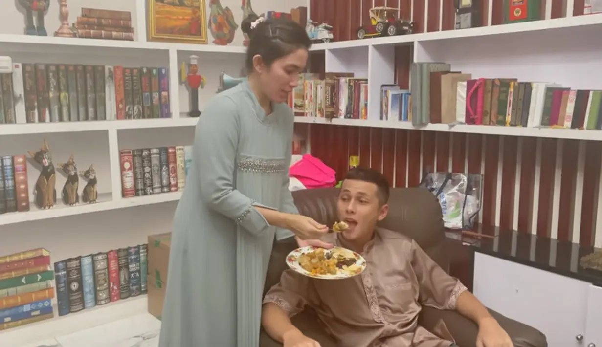 "Beginilah nasib, kadang jadi istri, kadang jadi suster, kadang jadi baby sisternya," kata Ussy sambil suapi suami seperti dilansir dari kanal Youtubenya. Itulah salah satu resep Ussy agar sang suami tak pindah ke lain hati. [Youtube/Ussy Andhika Official]