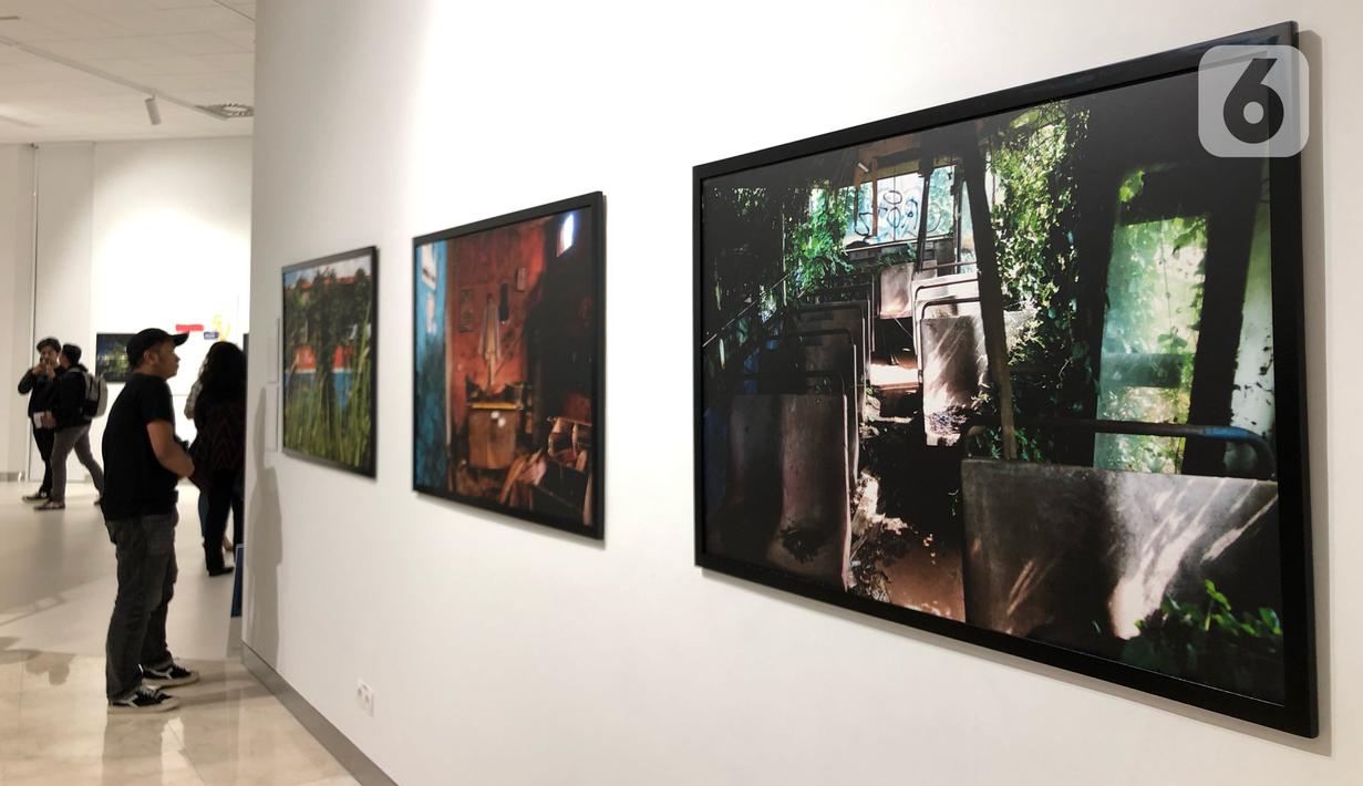 Pengunjung mengamati karya fotografi yang dipajang dalam pameran bertajuk Innovation di Erasmus Huis, Jakarta, Kamis (5/3/2020). Pameran yang menceritakan tentang inovasi dari karya dari 10 pewarta foto tersebut berlangsung hingga 5 April 2020. (Liputan6.com/Immanuel Antonius)