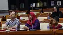 Terpidana kasus pelanggaran UU ITE sekaligus korban pelecehan seksual Baiq Nuril (tengah) berbicara dalam rapat pleno Komisi III DPR di Gedung Nusantara III, Jakarta, Rabu (23/7/2019). Baiq Nuril ditemani anak laki-lakinya dan kuasa hukum Yan Mangandar Putra. (Liputan6.com/JohanTallo)