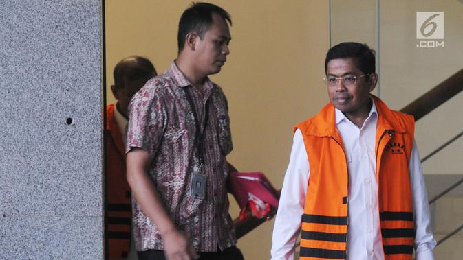 Tersangka mantan menteri sosial Idrus Marham usai menjalani pemeriksaan perdana pascaditahan, Gedung KPK, Jakarta, Jumat (7/9). Idrus terlihat mengenakan rompi tahanan KPK. (Merdeka.com/Dwi Narwoko)