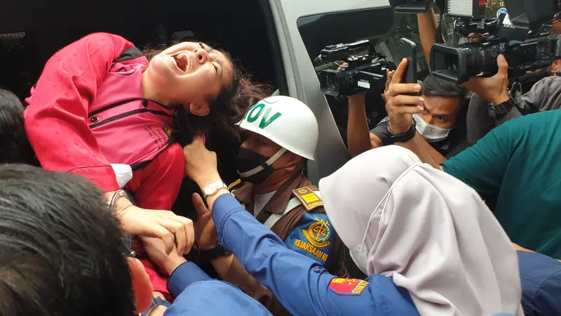 Direktur Utama PT Misi Mulia Metrikal, Hasnaeni (H) alias Wanita Emas, meronta ketika hendak dimasukkan ke mobil tahanan usai dijemput paksa Kejagung