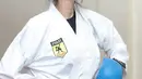 Siapa sangka jika wajah cantik dan manis Lania Fira, dirinya ternyata pemegang sabuk hitam. Penampilan memesonanya tak luntur meski menggunakan baju karate lengkap, rambut diikat asal dengan sarung tangan. (Liputan6.com/IG/@laniafira)