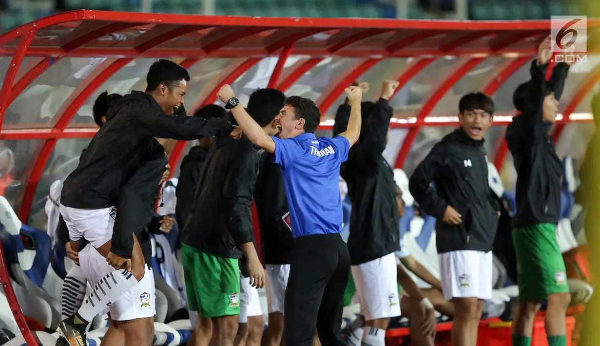 Staf dan pemain cadangan timnas U-19 Thailand berselebrasi setelah mengalahkan timnas Malaysia pada partai final Piala AFF U-18 2017, di Stadion Thuwunna, Myanmar (17/9). Thailand sukses mengempaskan Malaysia 2-0. (Liputan6.com/Yoppy Renato)