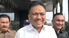 Gubernur Sulawesi Utara Olly Dondokambey keluar dari Gedung KPK usai menjalani pemeriksaan terkait kasus E-KTP, Jakarta, Selasa (4/7). (Liputan6.com/Helmi Afandi)