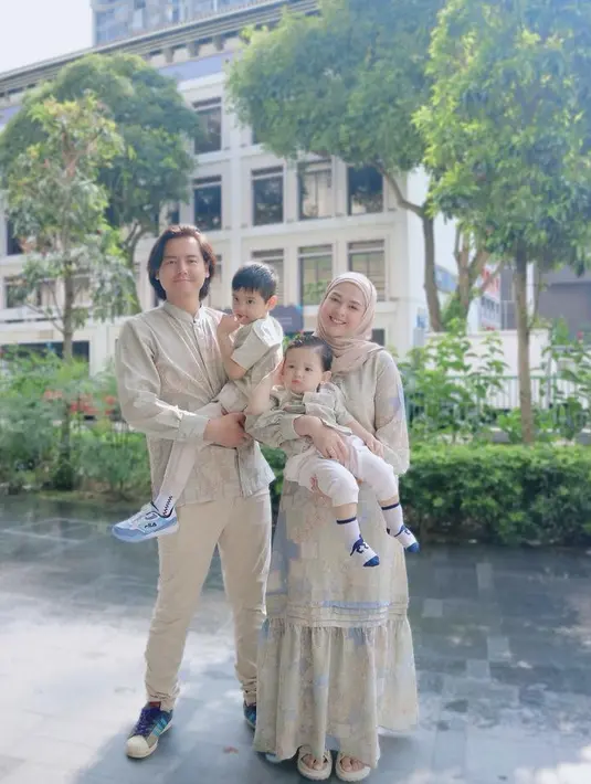 Cut Meyriska dan Roger Danuarta mengajak kedua anaknya liburan ke Singapura bahkan merayakan Idul Adha di sana dengan outfit yang serasi. @cutratumeyriska.