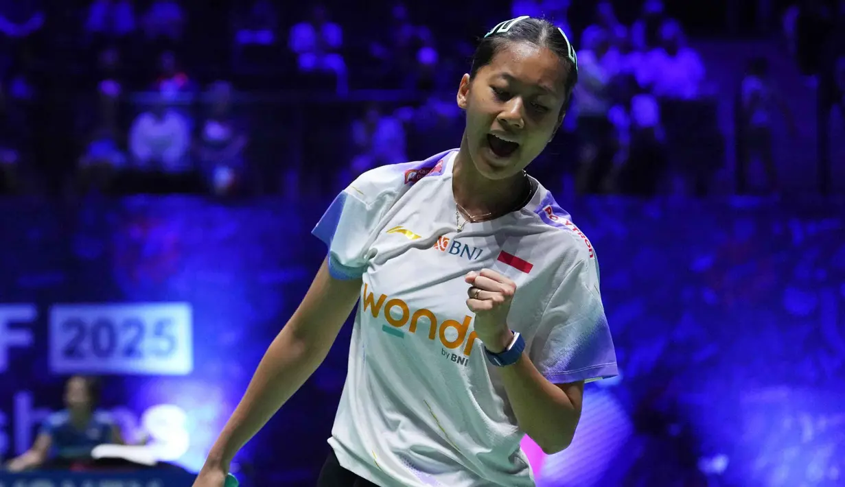 Putri Kusuma Wardani dari Indonesia bereaksi saat bertanding melawan Tomoka Miyazaki dari Jepang dalam pertandingan putaran ketiga tunggal putri Kejuaraan Dunia Bulutangkis, Kamis, 28 Agustus 2025 di Paris, Prancis. (AP Photo/Aurelien Morissard)