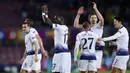 Para pemain Tottenham Hotspur merayakan hasil imbang saat melawan Barcelona pada laga Liga Champions di Stadion Camp Nou, Spanyol, Selasa (11/12). Kedua tim bermain imbang 1-1. (AP/Manu Fernandez)