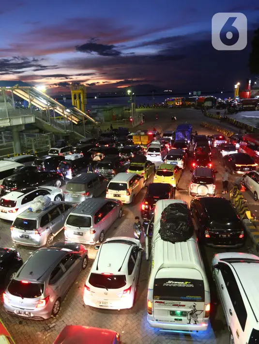 Hingga Sabtu (6/4/2024) malam, Pelabuhan Merak masih dipadati kendaraan pribadi yang hendak menyebrang ke pulau Sumatera. (Liputan6.com/Angga Yuniar)