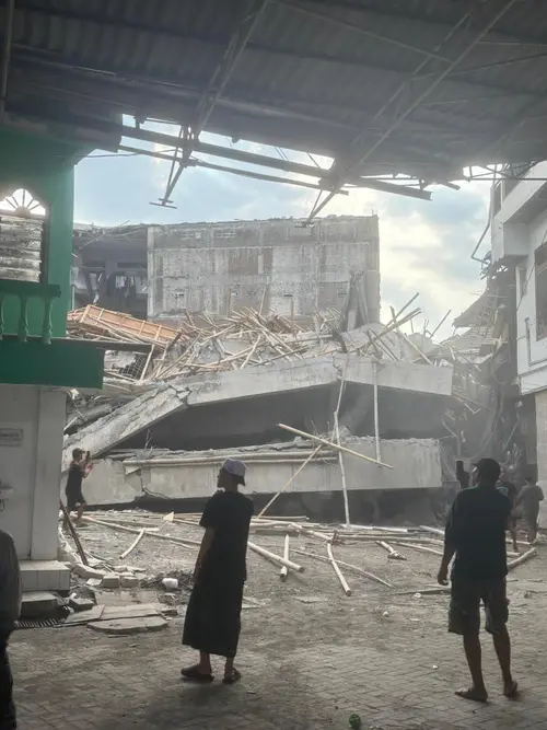 Bangunan empat lantai Pondok Pesanteren Al-Khoziny di Buduran, Sidoarjo, Jawa Timur, ambruk, Senin (29/9/2025).