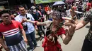Tatung pria melakukan atraksi dalam Festival Cap Go Meh 2570 di Seasons City, Jakarta,  Minggu (24/3). Sekitar 100 tatung pria dan wanita hadir menampilkan atraksi ekstrem menggunakan benda tajam. (Liputan6.com/Fery Pradolo)