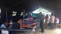 Pasca-gempa para anggota TNI dari Korem atau Kodim berpatroli, untuk memberikan bantuan kepada para korban. (Liputan6.com/Katharina Janur)