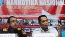 Kepala BNN, Komjen Pol Budi Waseso (kanan) memberi keterangan terkait penyelundupan narkotika jenis sabu saat rilis di Jakarta, Kamis (20/7). BNN menyita 44 bungkus sabu seberat 45,59 kg dari delapan orang tersangka. (Liputan6.com/Helmi Fithriansyah)