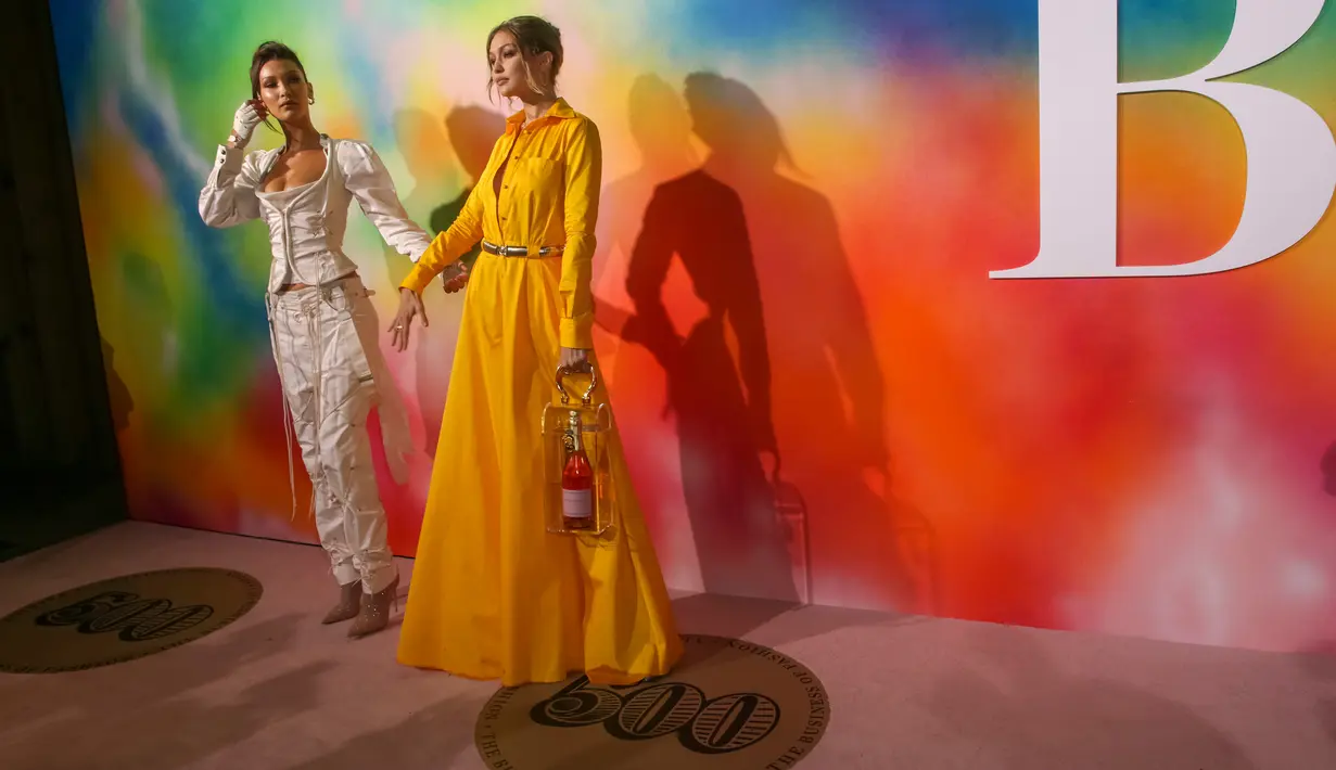 Gigi Hadid bersama Bella Hadid menghadiri gala Business of Fashion 500 (BOF 500) selama New York Fashion Week di  Brooklyn City, 9 September 2018. Gigi menenteng tas kotak kaca koleksi Spring Summer 2019 karya Brandon Maxwell (Brent N. Clarke/Invision/AP)