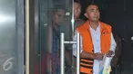 Bupati nonaktif Buton, Sulawesi Tenggara, Samsu Umar Samiun usai kembali menjalani pemeriksaan di KPK, Jakarta, Selasa (16/5). Mendekati masa persidangan, KPK mengintensifkan pemeriksaan terhadap Samsu Umar Samiun. (Liputan6.com/Helmi Afandi)