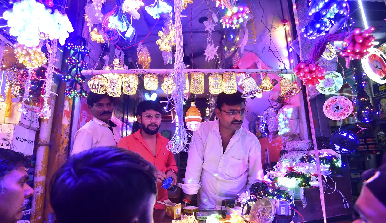 Seorang pelanggan membeli lampu hias di pasar menjelang Diwali, festival lampu Hindu, di Allahabad pada 20 Oktober 2022. Diwali, festival lampu, akan dirayakan pada 24 Oktober. (AFP/ Sanjay Kanojia)
