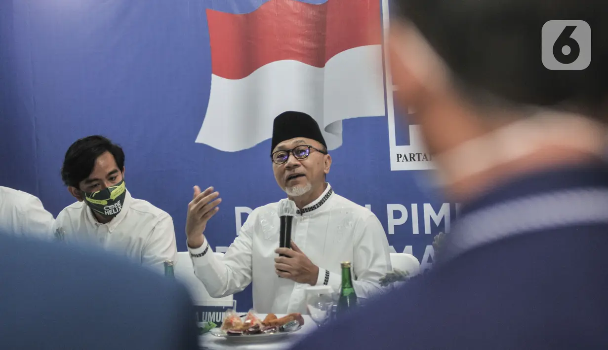 Ketua Umum PAN Zulkifli Hasan (kanan) didampingi bakal calon Wali Kota Solo Gibran Rakabuming Raka saat menggelar pertemuan di Jakarta, Rabu (12/8/2020). PAN telah resmi memberikan dukungannya kepada Gibran Rakabuming dan Teguh Prakosa pada Pilkada Solo 2020. (merdeka.com/Iqbal Nugroho)
