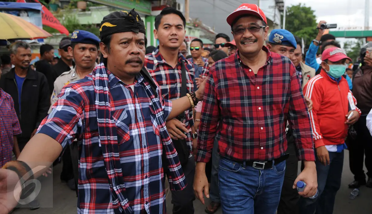 Cagub DKI Jakarta Nomor Urut Dua Djarot Saiful Hidayat saat melakukan blusukan di Rawa Terate, Jakarta, Kamis (12/1). Saat blusukan warga mendoakan pasangan nomer urut dua tersebut menang di Pilkada DKI Jakarta tahun 2017. (Liputan6.com/Gempur M Surya)