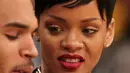 Sedang ramai menjadi pembicaraan soal kisah cintanya dengan Hassan, kabar terbaru menyebutkan bahwa keluarga Rihanna inginkan dirinya kembali ke pelukan sang mantan pacar, Chris Brown. Ada apa? (AFP/Victor Decolongon)