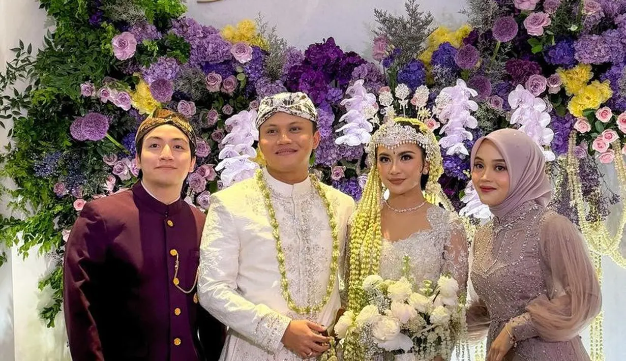 Sementara itu, adik Rizky Febian, Putri Delina juga mengenakan kebaya modern berpayet kerah tinggi dengan lengan lace warna ungu. Serasi dengan kerudungnya. Dipadukan kain batik senada dengan kekasihnya. [@jeffryreksaa]