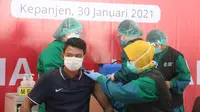 Pemain Arema FC, Dedik Setiawan, saat menjalani vaksinasi corona di Pendopo Panji, Kepanjen, Kabupaten Malang, Sabtu (30/1/2021). (Bola.com/Iwan Setiawan)