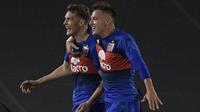 Mateo Retegui (kanan) saat memperkuat timnya, Tigre. Dia akhirnya memilih Timnas Italia ketimbang Argentina. (JUAN MABROMATA / AFP)