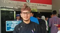 Yusep, CEO Mobidu dengan pengharagaan yang baru saja ia raih di Jakarta (Liputan6.com/Jayadi Supriadin)