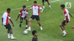Pemain timnas Indonesia U-20 saat mengikuti sesi latihan di Lapangan A Kompleks Gelora Bung Karno, Jakarta, Selasa (24/9/2024). (Liputan6.com/Angga Yuniar)