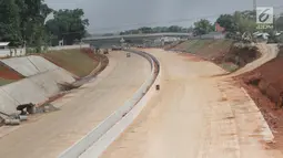 Pemandangan proyek pembangunan Tol Kunciran-Serpong di Jombang, Tangerang Selatan, Banten, Sabtu (24/11). Awalnya, konstruksi Tol Kunciran-Serpong ditargetkan bisa selesai 100 persen pada November 2018. (Liputan6.com/Angga Yuniar)