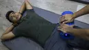Bek Timnas Indonesia U-22, Bagas Adi Nugroho, menjalani terapi pemulihan di Cardea, Jakarta, Senin (31/7/2017). Lutut kiri dari pemain Arema FC ini mengalami cedera usai melakukan tekel pada kualifikasi Piala Asia U-23. (Bola.com/Vitalis Yogi Trisna)