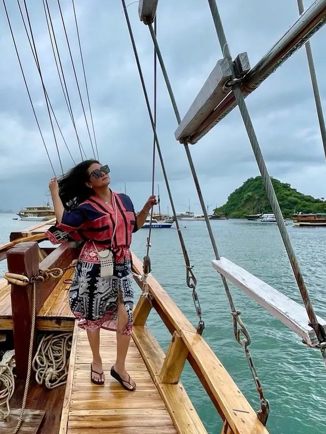 6 Potret Liburan Bella Saphira di Labuan Bajo, Penampilan Curi Perhatian