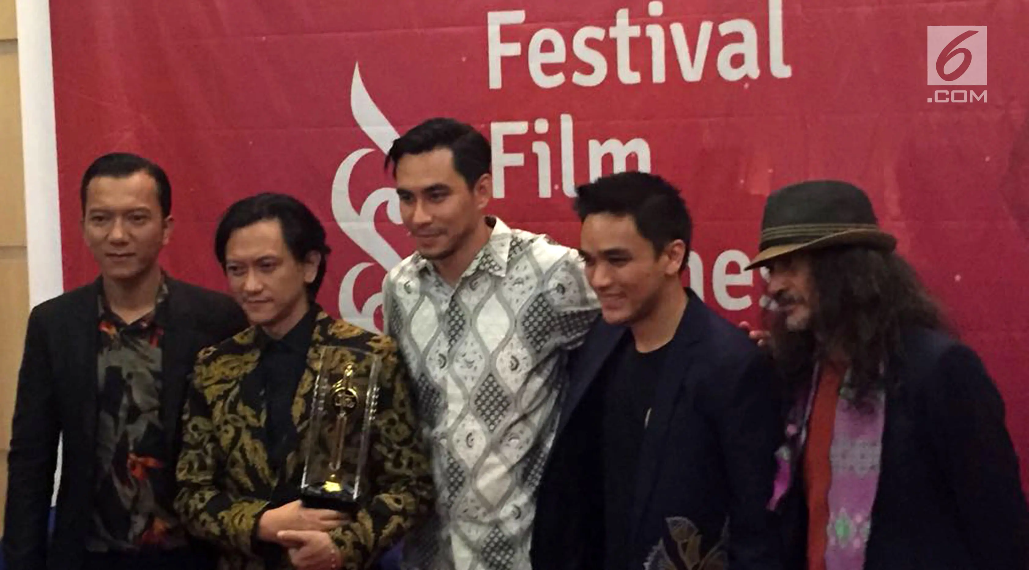 Night Bus meraih penghargaan sebagai Film Terbaik di Festival Film Indonesia (FFI) 2017 yang berlangsung di Manado, Sabtu (11/11/2017) malam. (Zulfa Ayu Sundari/Liputan6.com)