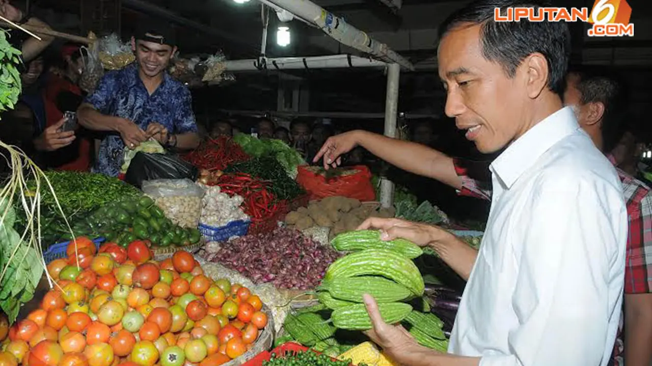 [FOTO] Blusukan di Pasar, Jokowi Belanja Sayur, Buah Hingga Sepatu