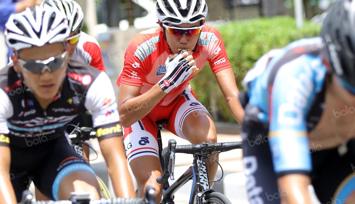 Seorang pebalap Hongkong China Team menikmati makanannya pada etape ke-5 Tour de Singkarak dengan start dari Pantai Carocok-Painan menuju pantai Gondoriah-Pariaman, Sumatera Barart. (Bola.com/NIcklas anoatubun)