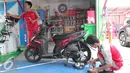 Mekanik saat membetulkan sebuah sepeda motor  saat meresmikan outlet Bright Olimart  di SPBU Cakung, Jakarta, Senin (26/10). Outlet ini merupakan pelayanan servis pengendara bermotor. (Liputan6.com/Angga Yuniar)