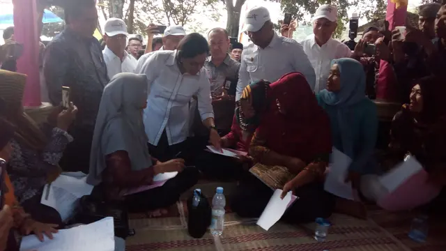 Menteri Keuangan Sri Mulyani tengah melihat pola literasi keuangan yang tengah dilakukan kaum emak-emak penerima program modal UMI