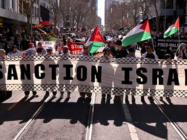 Para demonstran ikut serta dalam aksi unjuk rasa pro-Palestina menentang tindakan Israel dan kelangkaan pangan yang terus berlanjut di Jalur Gaza, selama aksi protes di Melbourne, Australia pada 24 Agustus 2025. (William WEST/AFP)