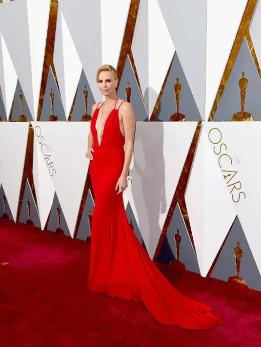 Melansir Aceshowbiz.com, seorang sumber mengatakan Jennifer takut jika Darren merayu Theron dengan romantis. Pasalnya Darren dan Theron punya cerita di masa lalu, dan Jennifer khawatir keduanya akan kembali. (AFP/Bintang.com)