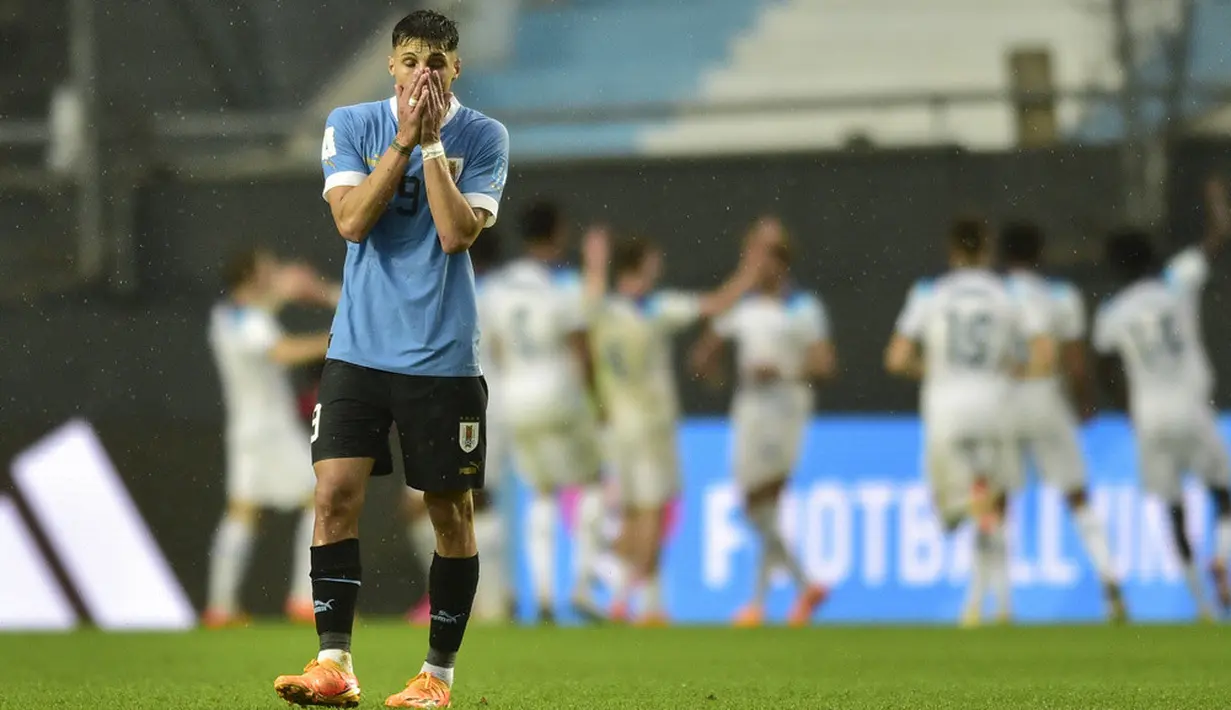 <p>Perolehan poin Uruguay sama dengan Tunisia yang berada di posisi ketiga usai menang 3-0 atas Irak. Namun, Tunisia kalah selisih gol dari Uruguay. (AP Photo/Gustavo Garello)</p>
