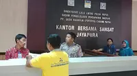 Suasana pembayaran pajak di Samsat Jayapura. (Liputan6.com/Katharina Janur/kabarpapua.co)